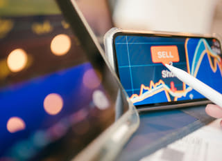 Analytik skúmajúci Bitcoin, Ethereum a forexové opcie na viacerých trhoch